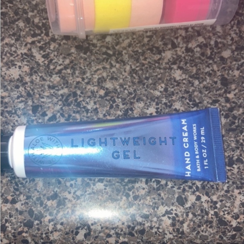 🆕bath & bodyworks light weight hand cream